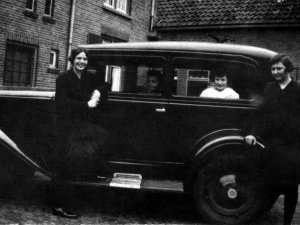 De kinderen Rombauts bij de auto (Collectie K. van Poppel)