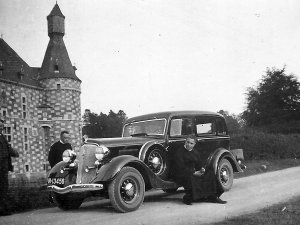 Jan, Gerard en Willem van Grootel bij de auto (originele foto: Collectie Jan Spoorenberg)