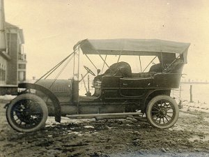 De Auto van Van Musschenbroek bij de Annehoeve in Elsendorp (Collectie W. Jaegers)
