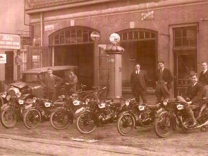 Matchless motoren bij de garage van Maessen in Etten (foto uit particuliere collectie)