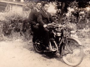 Willem den Dekker en Dirk Kok op de motor (originele foto: Collectie Gerard den Dekker)