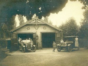Links de auto van Herman Vriens (Collectie K. van der Goes-Melzer)