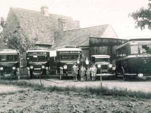 Bussen en taxi van de firma Van Asten (Collectie J. Verdijsseldonck)