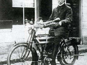 Harry Rijken op zijn nieuwe aanwinst, 1915 (Particuliere collectie)