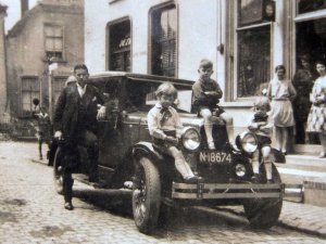 Janus van Gils met zijn zonen bij zijn auto in Klundert (originele foto: Collectie D. Langen)