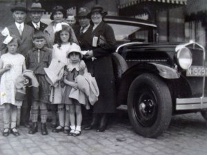 Adrianus Mentink met zijn familie bij zijn auto, 1932 (originele foto: Collectie Adri Ekstijn)