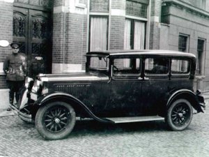 De Ford [Dodge] van dr. Peeters (Collectie St. Het Uden-archief van Bressers)