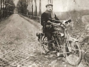 W.P. van de Wiel op de motor van C.H. van de Wiel (collectie: R.A.J. van de Wiel)
