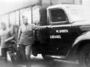 Ford V8 (Bron: collectie Heemkundekring Zuidkwartier)