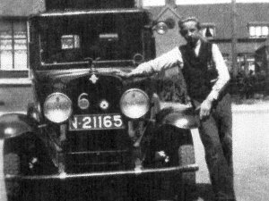 Cor de Brouwer bij de auto, 1934 (Collectie M. Homveld-de Brouwer)