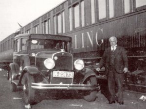 Janus van Bommel bij zijn Chrysler, c. 1933-1934 (Collectie W. van Bommel)