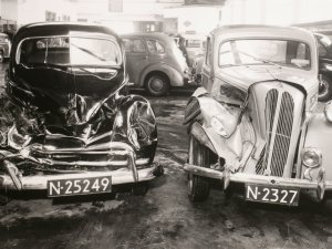 Renault en Ford Anglia (collectie Stadsarchief 's-Hertogenbosch)