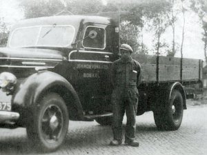Jan Hoevenaars bij zijn vrachtwagen (Collectie Heemkundekring St. Achten op Boeckel)