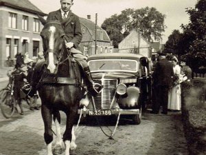 Trouwauto anno 1942 (Collectie W. van Bommel)