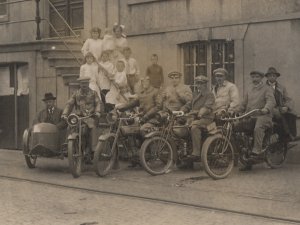 Harley Davidsons en een Indian Power Plus, c. 1920.