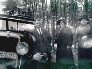 Familie Althuizen bij de auto (Collectie Heemkundekring St. Achten op Boeckel)