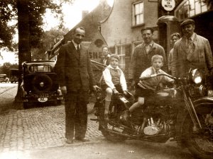 A. Roels bij de zaak van J. Maessen (Collectie L. de Smet)