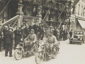 Mathis en Harley-Davidsons, 1932 (collectie West-Brabants Archief)