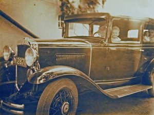 Familie Haanen in de auto (Collectie A. van Best)