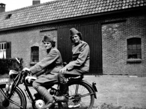 Cor en Ans in uniform op de motor, c. 1940-1946 (Collectie J. Bongers)