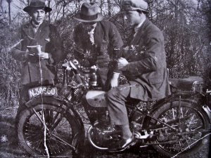 Op en rond de Zündapp, 1931 (originele foto: Collectie Ad Lunenburg)