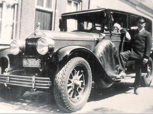 Johan Rosenbrand bij en Erik Elias in de Cadillac (Collectie J. Rosenbrand)