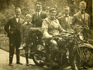 J. Maessen op zijn Indian met de plaatselijke jeugd in Etten (Collectie L. de Smet)