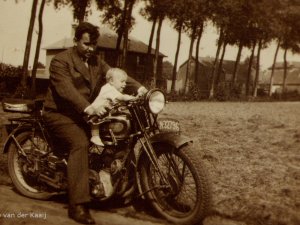 Een Gillet zijklepper uit begin jaren '30 te Sint-Oedenrode, c. 1947.