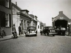 Buick en Ford Anglia (coll. West-Brabants Archief)