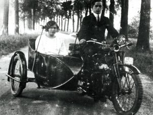 350 cc Saroléa uit c. 1924 met (licht) Engels zijspan.