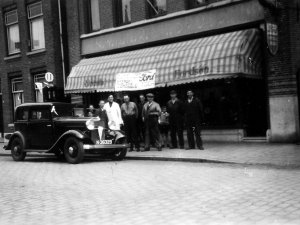 Zuidelijke stempelcontrole Ford Tour bij Garage Broos, Brugstraat 18 Roosendaal (Particuliere collectie)