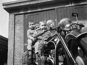 Gebroeders Claassen op de BMW (Collectie M. Wieberdink-Claassen)