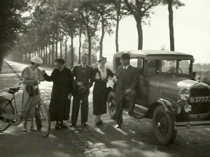 Een praatje op de weg (Collectie Bob Naninck)