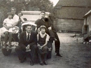Het gezin Van de Rakt bij de bedrijfsauto (originele foto: Collectie Henk Geurts)