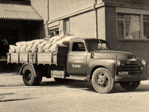 De Chevrolet vrachtwagen van de firma Schraven-Eijsbouts, c. 1947-1950 (Collectie M. Leyten-Schraven)