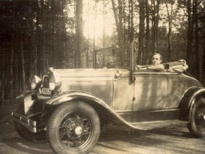 Johan Schraven (1920-1994) in zijn Ford Model A cabriolet (Collectie M. Leyten-Schraven)