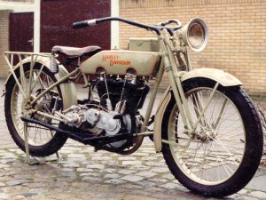 De Harley Davidson vóór de restauratie (Collectie L. de Smet)