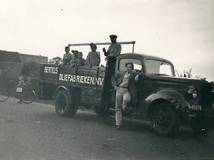 De vrachtwagen met het opschrift Bertels' Oliefabrieken N.V. (foto: Collectie S. Kuiper-Stevens)