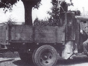 Vrachtwagen met gasgenerator (bron: Een eeuw vooruit)
