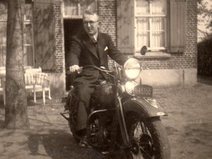 Thies Reijbroek op de Triumph (Collectie W. Jaegers)