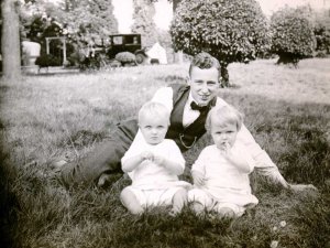 Vader met zijn jongste zusjes, met op de achtergrond de Ford, 1925 (Collectie A. v.d. Vaart)