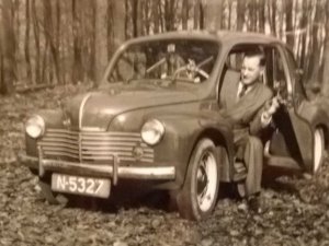 Pieter v.d. Plas met zijn Renault (collectie Y. v.d. Plas)