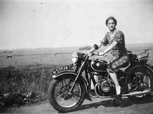 Mijn tante op de BMW (foto: Collectie Nettie Trapman-van der Mooren)