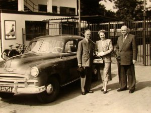 P. Olsa met hoog bezoek (Collectie T. Olsa)