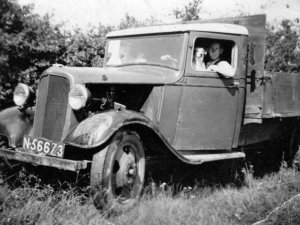 Toon van Sambeek in zijn Chevrolet (Collectie EstersHeem)
