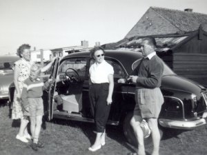P.C. de Wit en R. de Wit - van de Ven bij hun Fiat (Collectie A. de Wit)