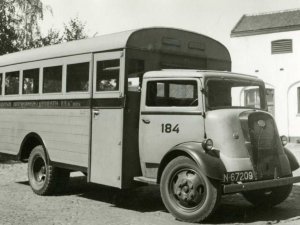 Ford, 1945 (collectie NCAD, Verzameling S.O. de Raadt)