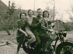 Grote drukte op de motor (Collectie Hendrik Bouwmans)