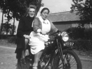 Zudter van Wijmgaarden en Lies van de Loo op de Royal Enfield, c. 1950 (collectie Museum de Vier Quartieren Oirschot)