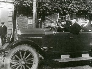 De auto van Schiks in 1921 (Collectie HKK St. Achten op Boeckel)